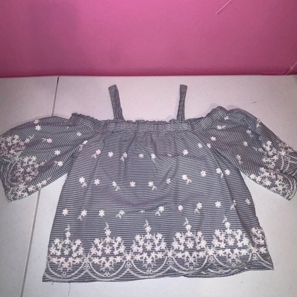 Elegant Blue Striped Blouse with White Floral Details - Picture 7 of 12